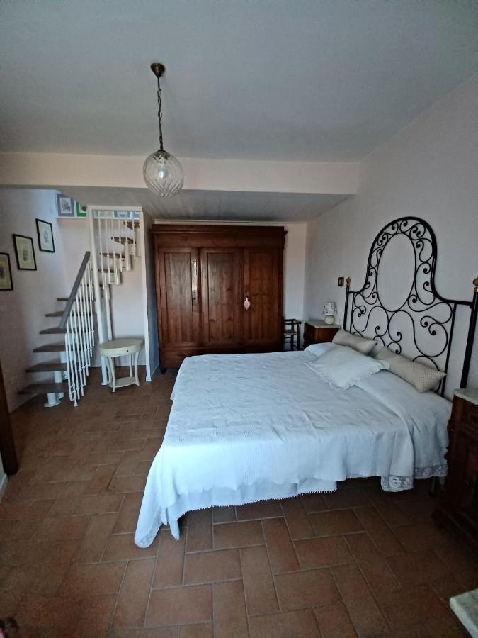Casa Vacanze L'Acquerello Lari Eksteriør billede